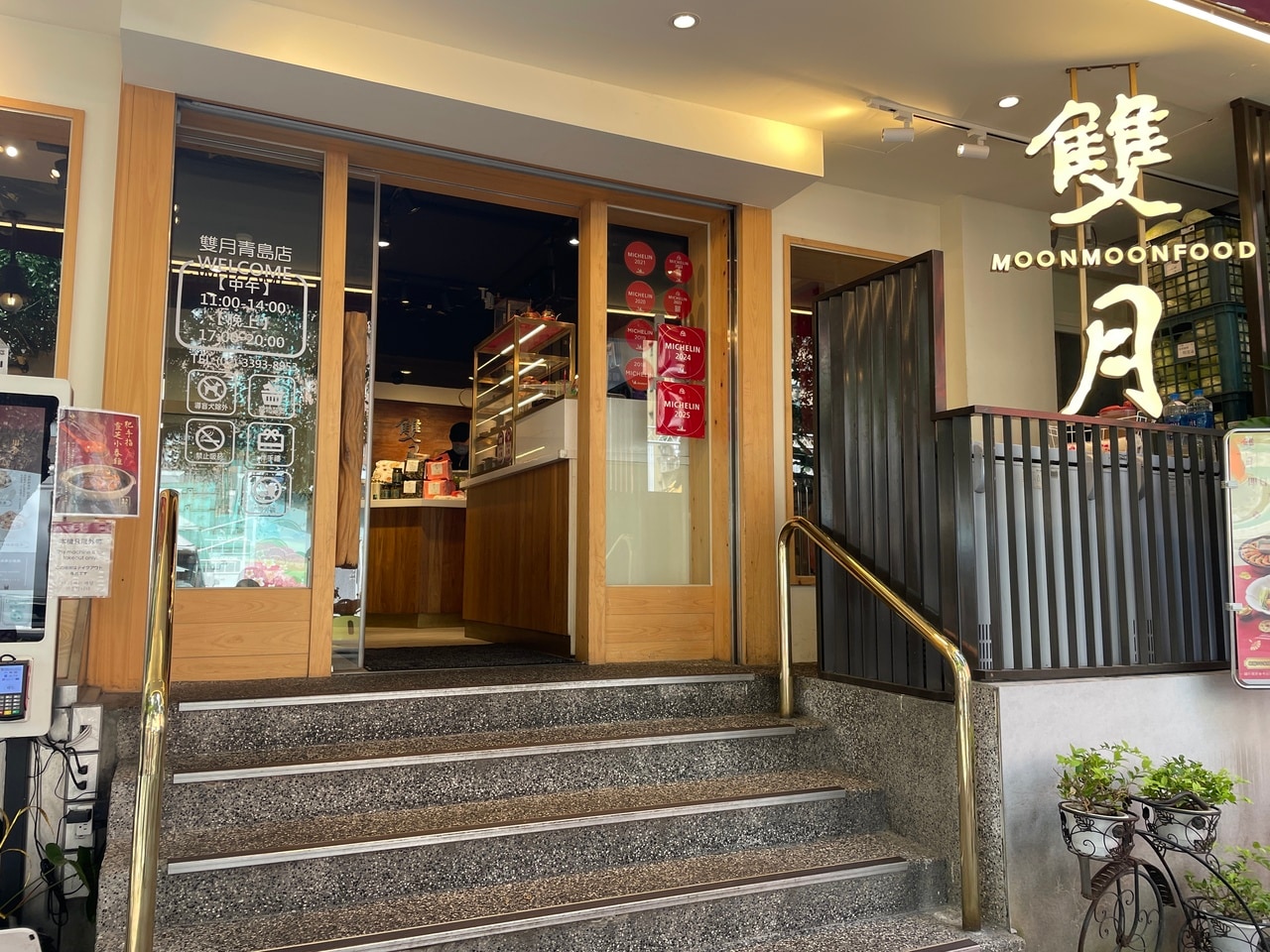 番号札を受け取ると、メニュー表が手渡されます。日本語版も用意されているのでご安心を。