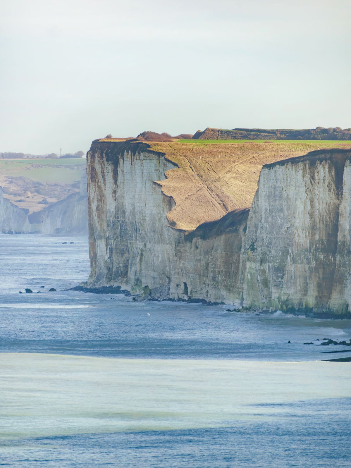 ディエップ周辺の海岸から天気のいい日は、対岸の英国が見える。崖の色味はところどころ異なっている。
