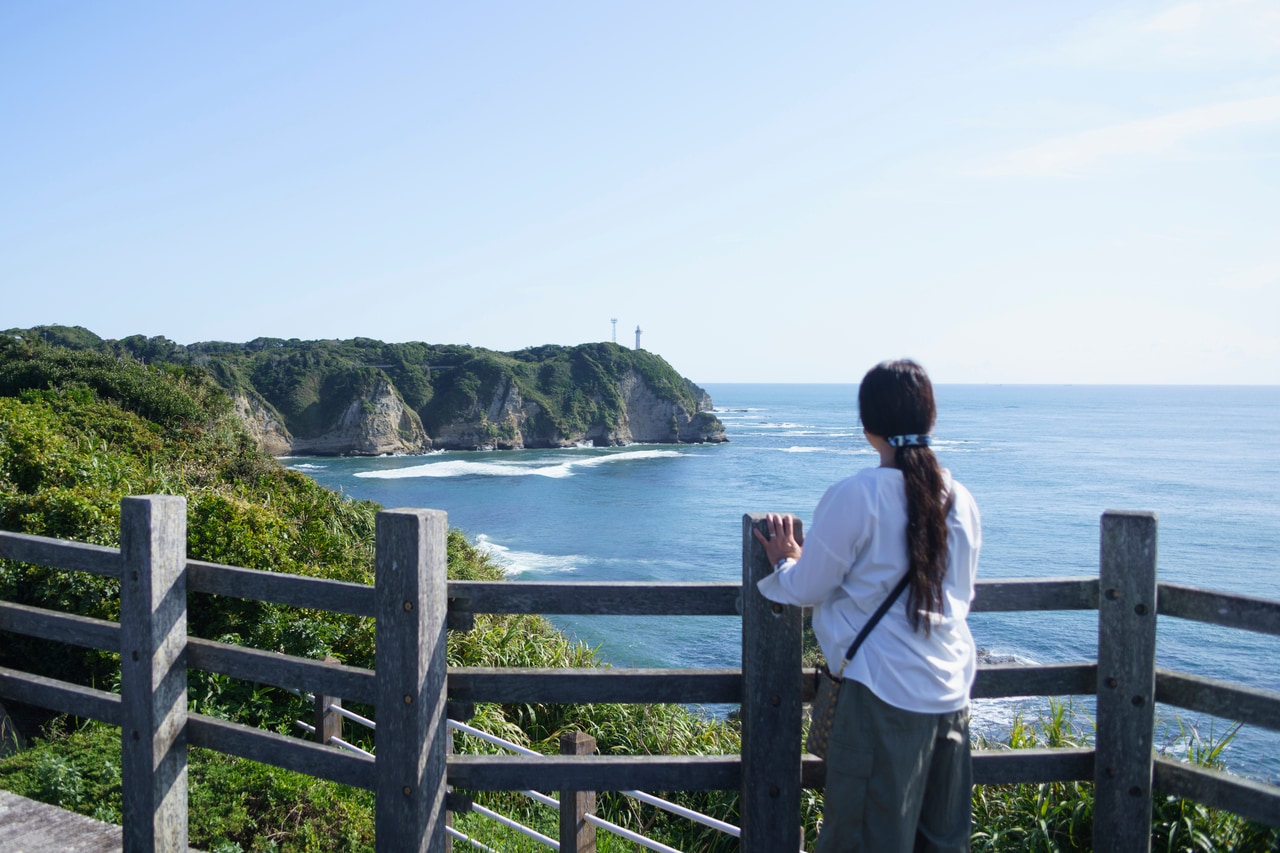 岬の突端からは灯台が見える。