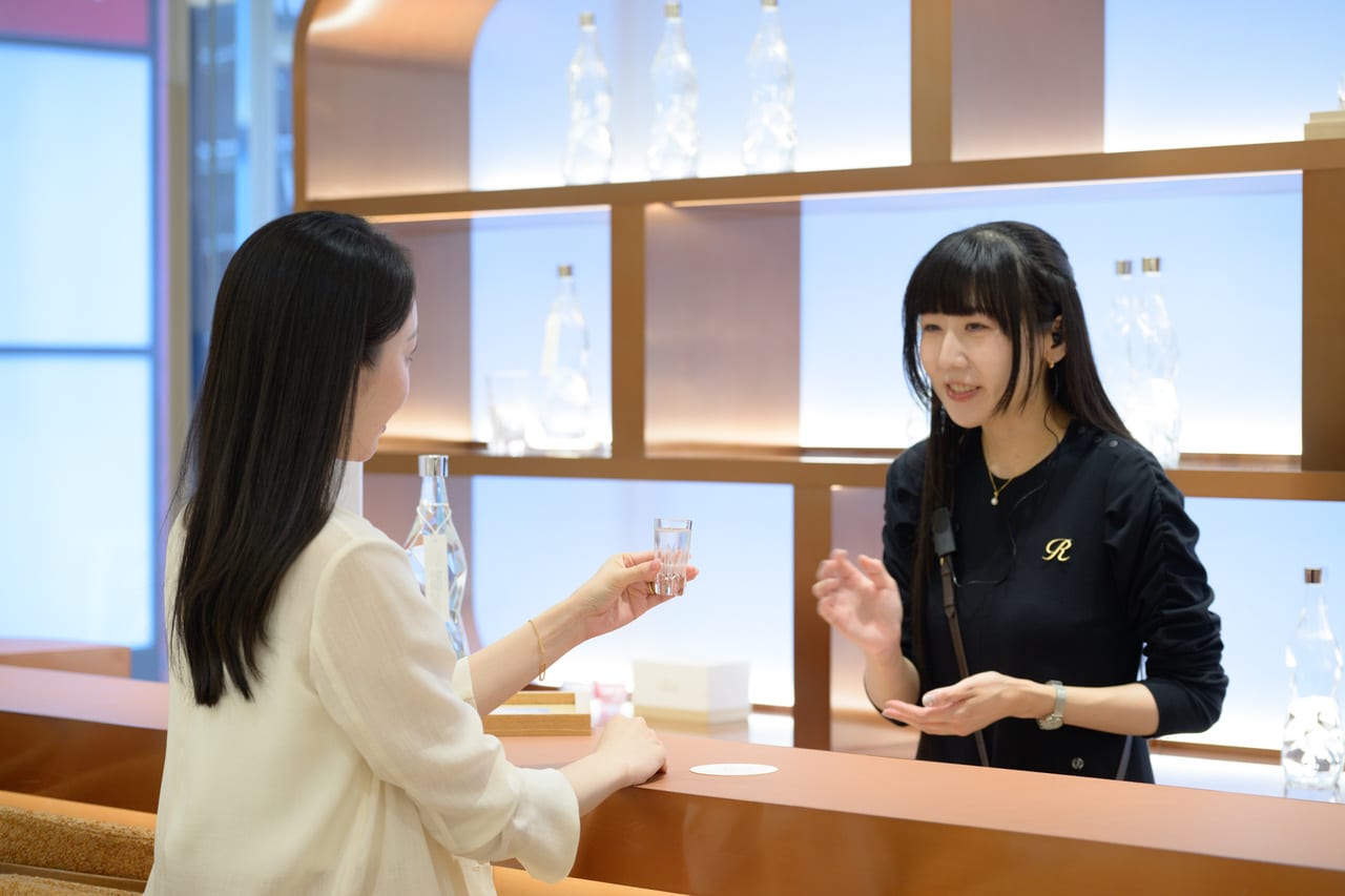 スタッフがドリンクについて丁寧に説明してくれる。バーカウンターから銀座中央通りが眺められるのも特別感たっぷり。