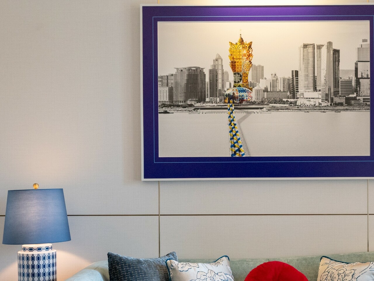 壁にはマカオ半島の象徴として親しまれているホテル「グランド リスボア マカオ」をモチーフにしたアートが。