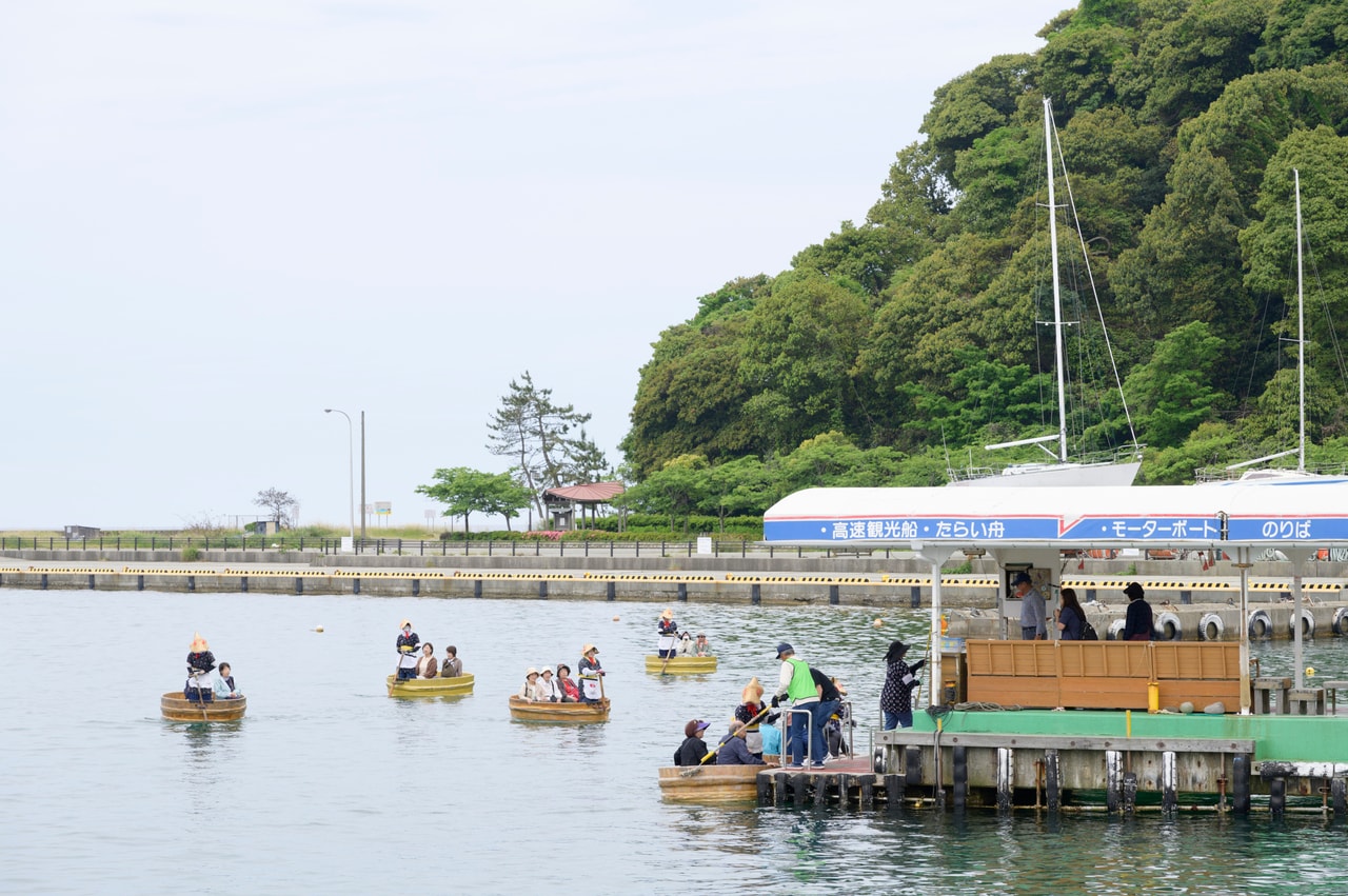 小木港の力屋観光汽船では上手に操ると「たらい舟操縦士免許」が取得できるそう。