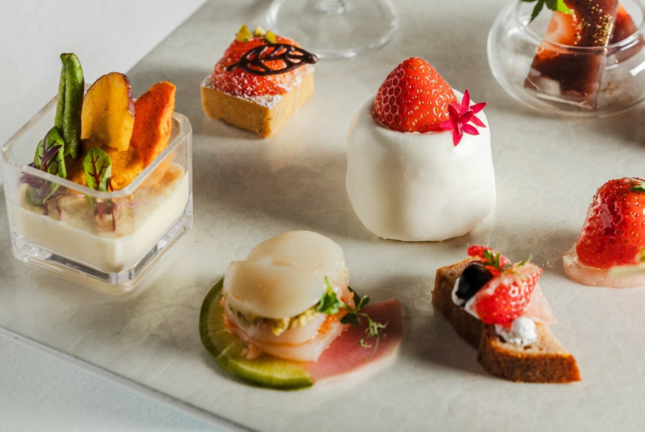 「フォアグラフランとパンプキンのフォンダン」（写真左）などセイボリー3種、「ふわふわショートケーキ」（写真中央）などのスイーツ7種がワンプレートでサーブされる。