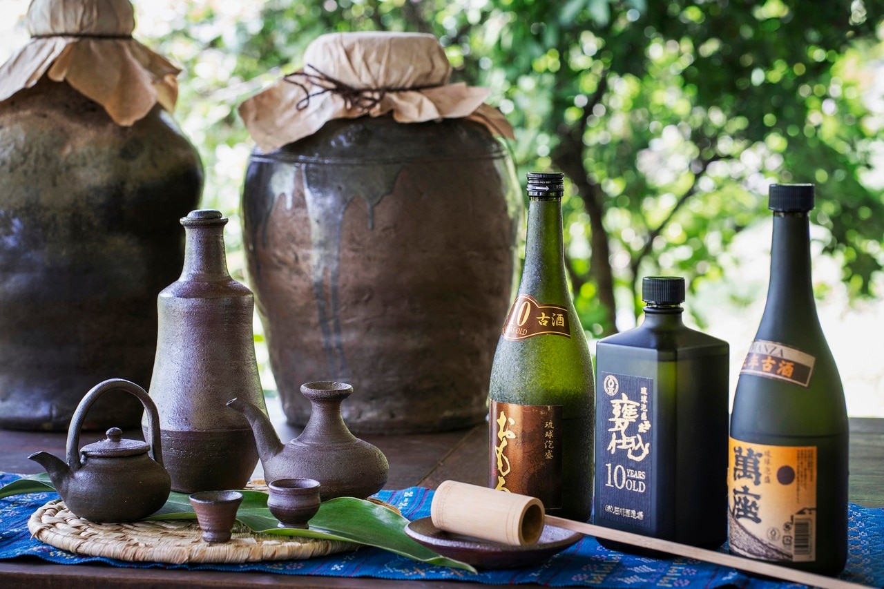 泡盛を仕込む水や甕に用いる土など、沖縄の風土と歴史に立ち返って泡盛という文化を知ることができるプログラムが、「泡盛ディスカバリー」。