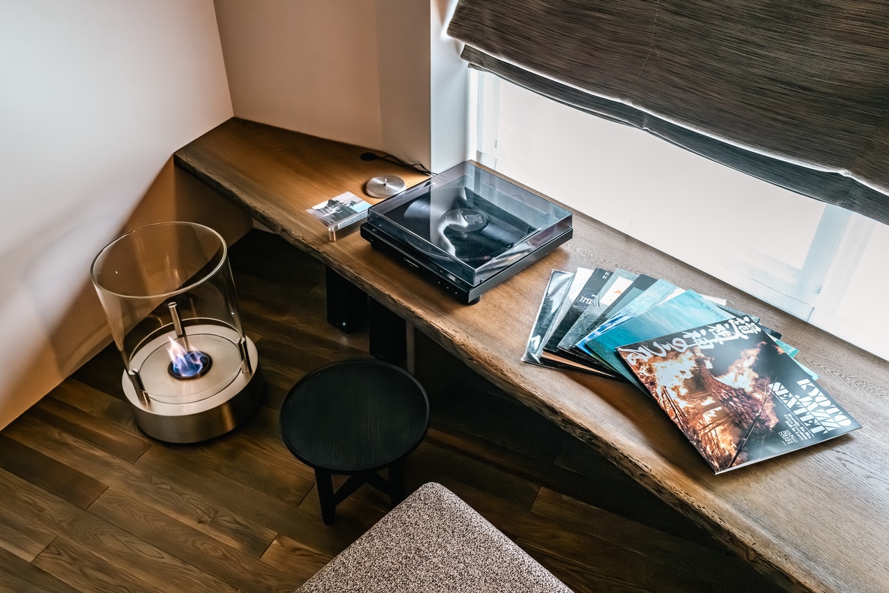 レコードプレイヤー完備の部屋。