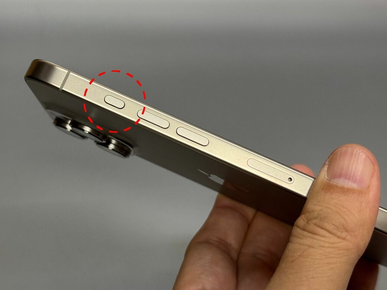 iPhone 16シリーズからは全モデルに搭載されるようになったのがこのアクションボタン。任意の機能を割り当てられますが、便利な用途を見出すまでが一苦労で、人によって評価は分かれそうです