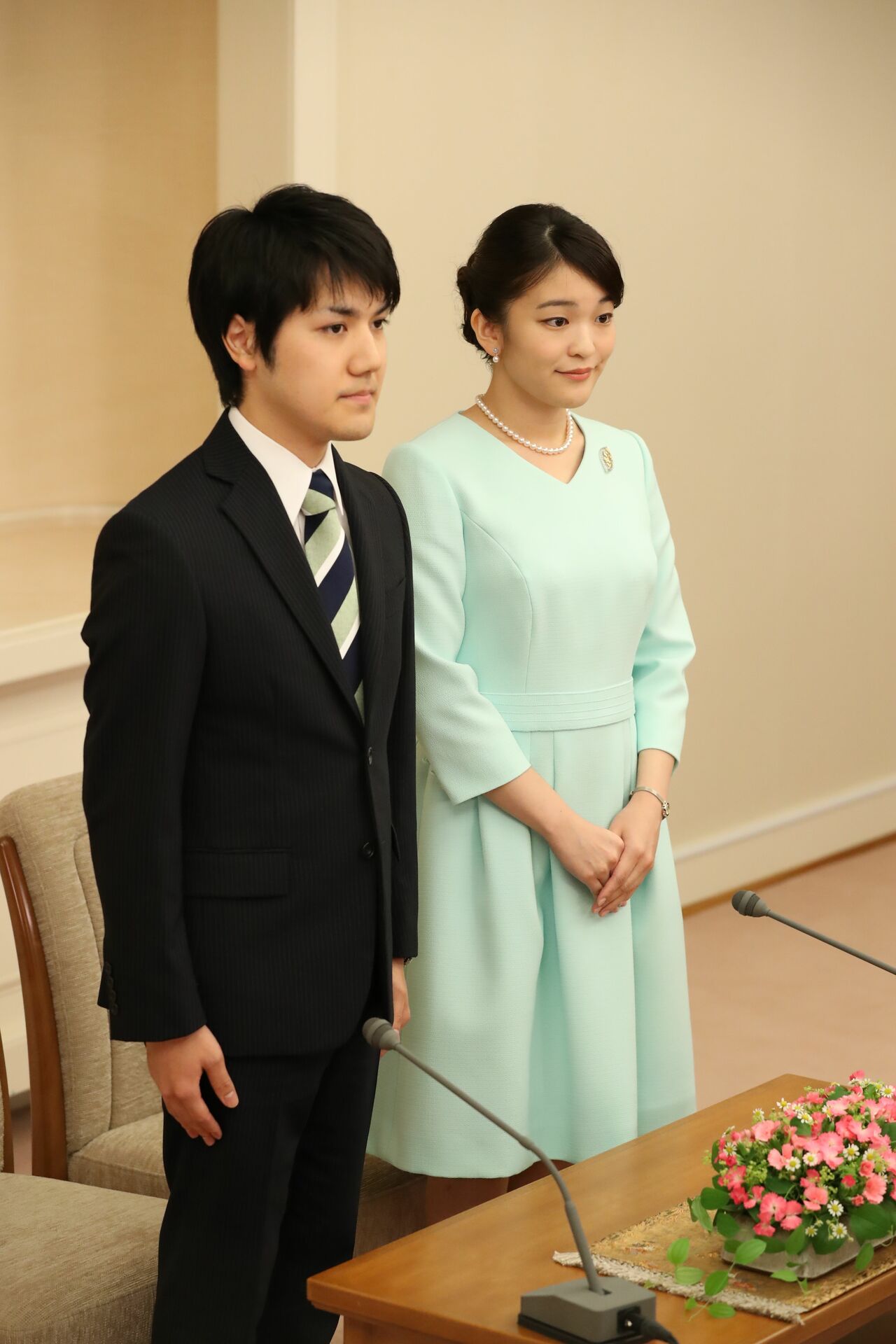 2017年9月3日、婚約内定記者会見での眞子さま（当時）と小室圭さん　©JMPA