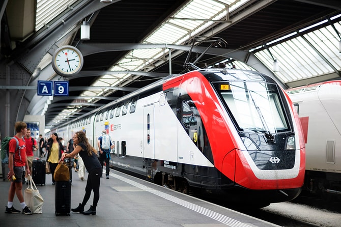 スイスのトレインジャーニー 山間を縫うように走る名列車 | CREA Traveller