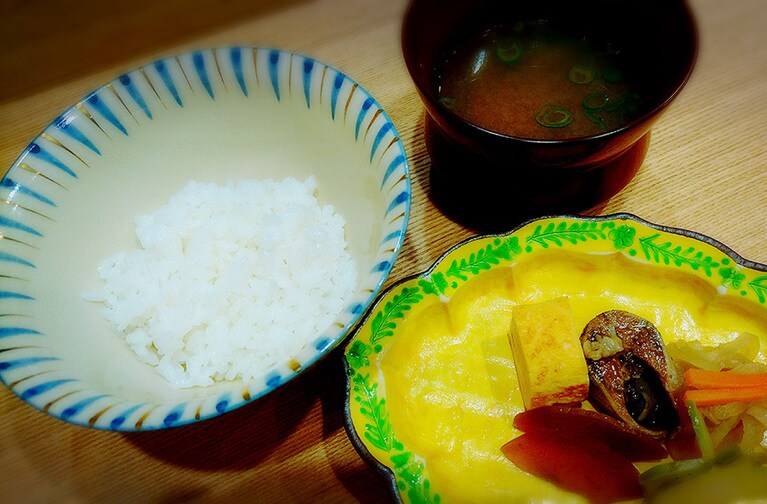 大しじみの味噌汁と一緒に。使用するのは、店主の母が手作りする田舎味噌。