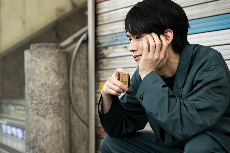 クムガプラザ（世運清渓商店街）の2階部分。和田さんが手にしているジッポ―はドラマ「ヴィンチェンツォ」で実際に使用されたもの。