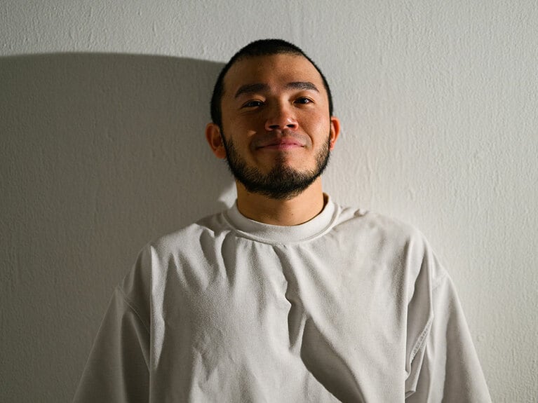 「だんだん教科書の隅っこにポエムを書くようになり、それが歌詞になっていきました」