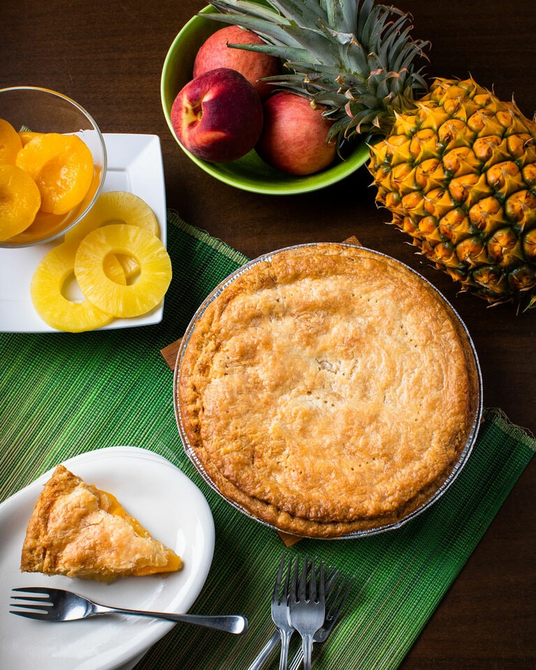 ピーチ・パイナップルパイ 21.07ドル／ヒロ店、KTAスーパーストア販売。