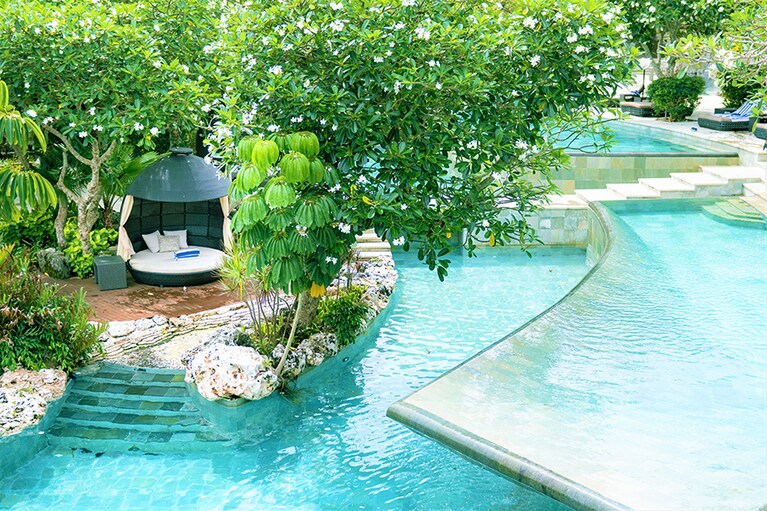 周囲を木々に囲まれた2層のプールが清流をイメージさせるリバープール。静寂に包まれる大人のプールで、SNS映えスポットとして大人気。