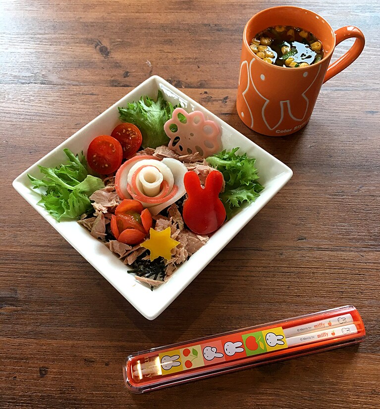 ミッフィーマンス限定メニューのちらし寿司セット。セット 1,350円／単品 900円(税込)。