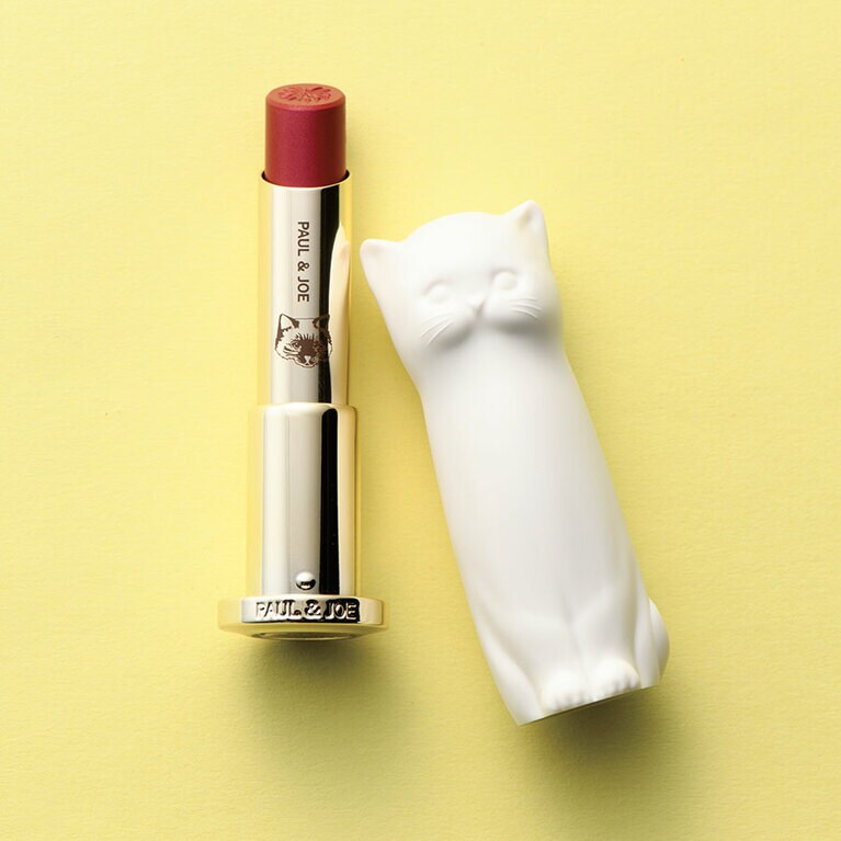 猫好きの人へのプレゼントにもいいかも。ポール＆ジョー リップスティックCS 108、同 ケース N001 3,500円(セット価格)／ポール＆ジョー ボーテ