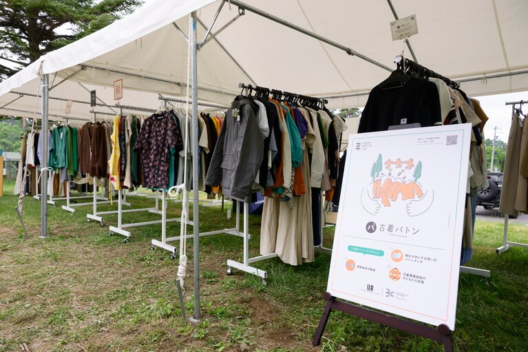 古着の回収・販売をする“古着バトン”のブース。