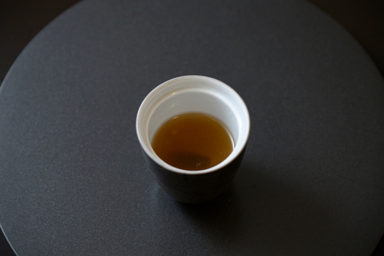 コースの最初に提供される尾道倶楽部スープ。尾道の魚介を使ったスープにショウガを効かせた、これからの食事が楽しみになる一品だ。