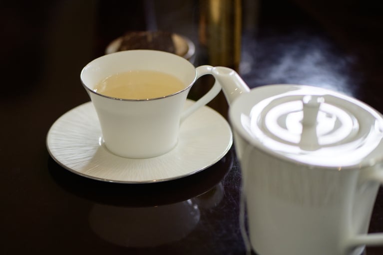 食後にはお口直しに透明感のあるあまい香りのシルバーニードルを（16,000ウォン）。