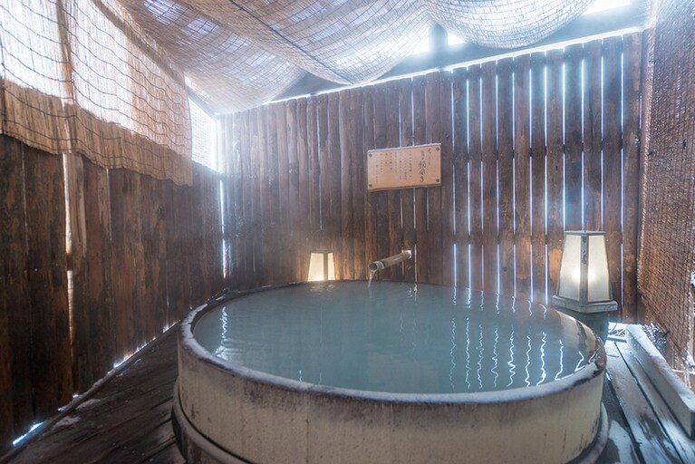 深山荘 高見屋［山形／蔵王温泉］せせらぎの湯 檜風呂。