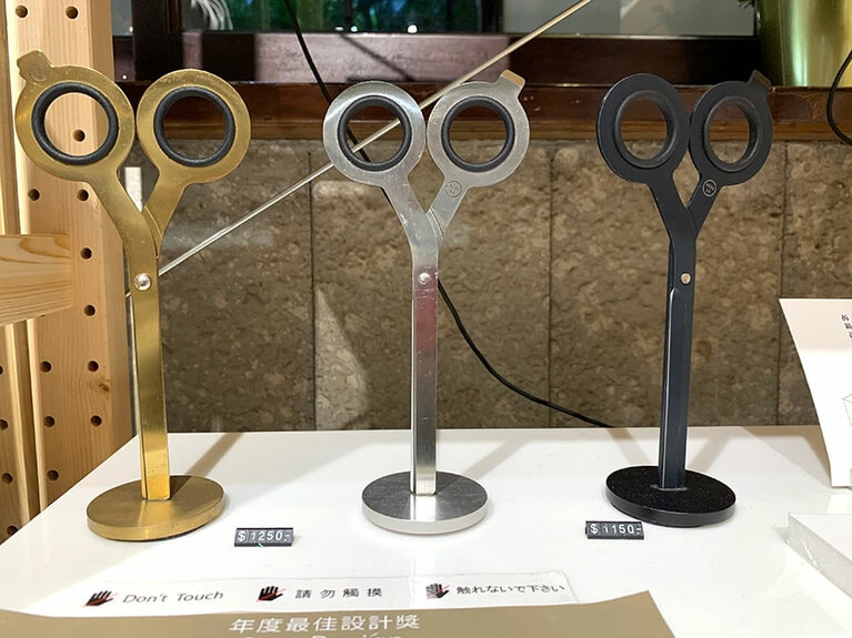 HMMの反正剪刀 ブラック 1,150元、ゴールドとシルバー 1,250元。細部まで考え尽くされている便利なハサミ。