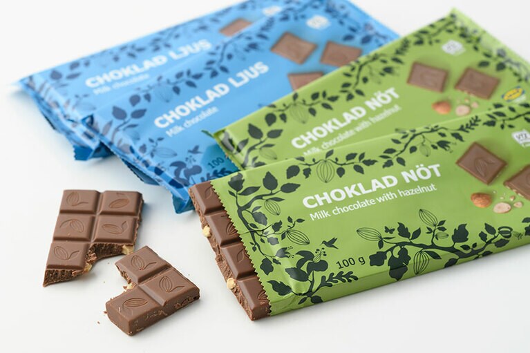手前から：CHOKLAD NÖT ショクラード・ヌェート「ヘーゼルナッツ入りミルクチョコレート」120円(100g、税込)、CHOKLAD LJUS ショクラード・ユース「ミルクチョコレート」90円(100g、税込)。