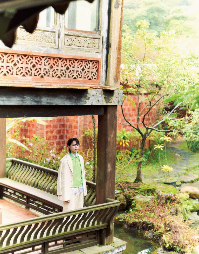 【新埔鎮】The One 南園人文客棧（The One ナンユェンレンウェンクーザン）にて。「台湾の魅力はいっぱいあります。でも、僕はいちばんは『人』だと思うんです」ジャケット、シャツ、ポロシャツ、パンツ／ディオール（クリスチャン ディオール）