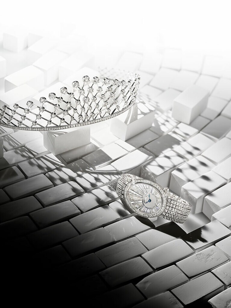上：「ダンテル・ドゥ・ルミエール」ティアラ（WG×DIA）60,720,000円（参考価格）／ショーメ
下：「クィーン・オブ・ネイプルズ8939」時計（WG×DIA、自動巻、ケースサイズ38.50×30.45mm）56,793,000円／ブレゲ