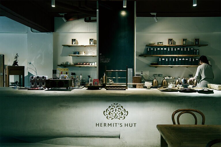 ギリシャをイメージしてつくったという白ベースの店内。