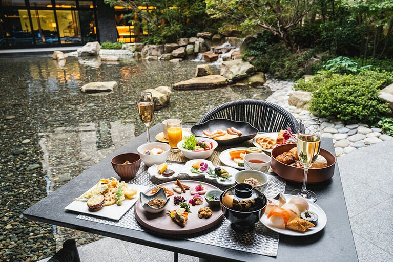 中庭を眺めながらの朝食を楽しむこともできる。