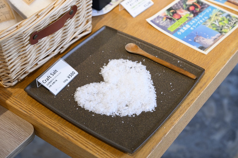 お土産に赤穂の塩はマスト。