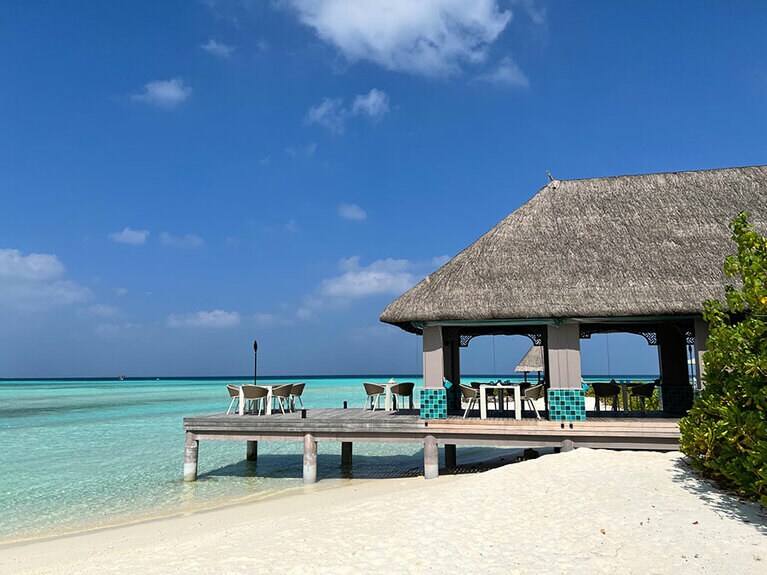 イタリア料理の「リーフ・クラブ」には、ビーチの上に張り出したテラス席もある。