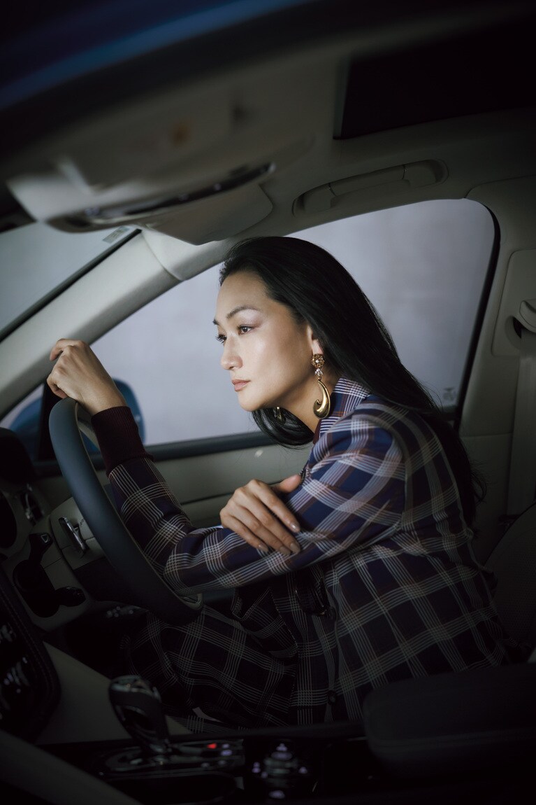 ジャケット 393,800円 パンツ 160,600円 ポロニット 167,200円 イヤリング 155,100円 ブレスレット 165,000円／すべてエトロ （エトロ ジャパン 03-3406-2655）