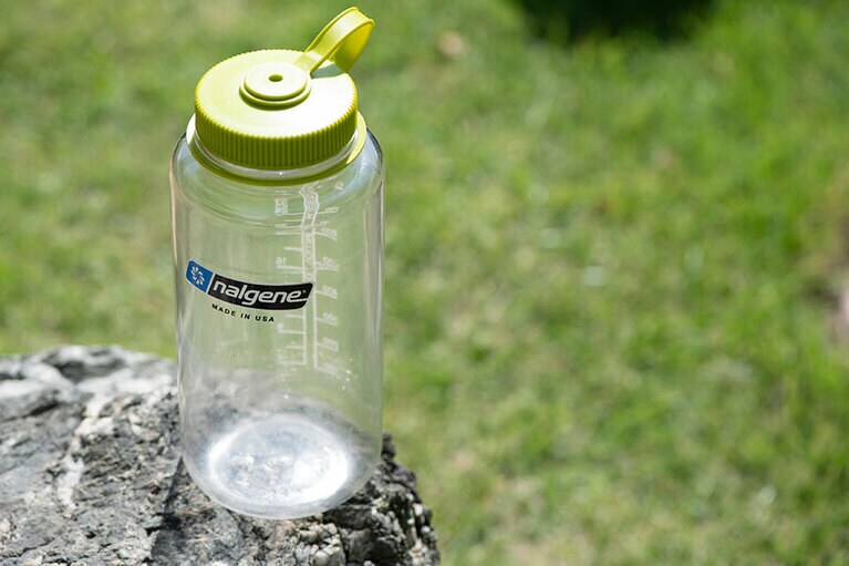 本体とキャップがループでつながっていて、取り外せるので洗う時も便利。ナルゲン 広口1.0L トライタン 約180g 2,035円／ハイマウント