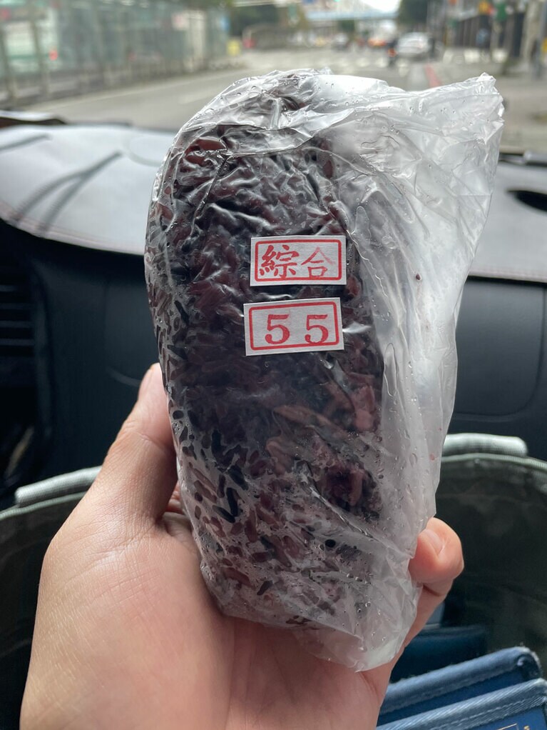 2人で1つをシェアするのがちょうどいいくらいのボリューム感。ただし、お店のほうでカットしてもらうことはできません。おにぎりというよりも、“おにぎらず”に近いゆるめの握り加減なので、手で割ろうとすると中身がバラバラになってしまうかもしれません。シェアする際はその点にご注意を。