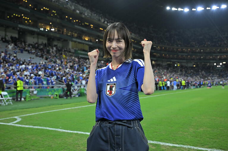 井桁弘恵さんのホームユニフォームコーデ　©JMPA