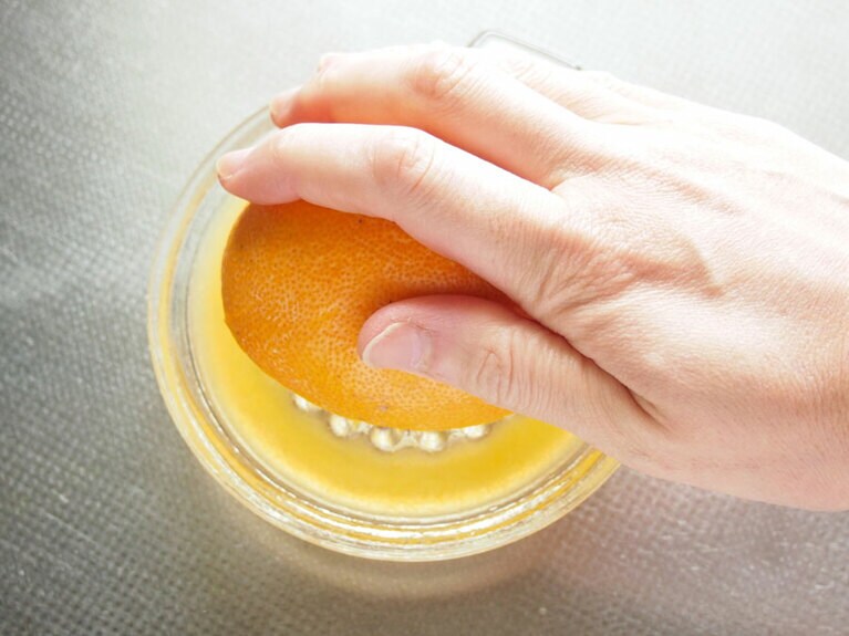 (1) オレンジは半分に切ってから絞ります。