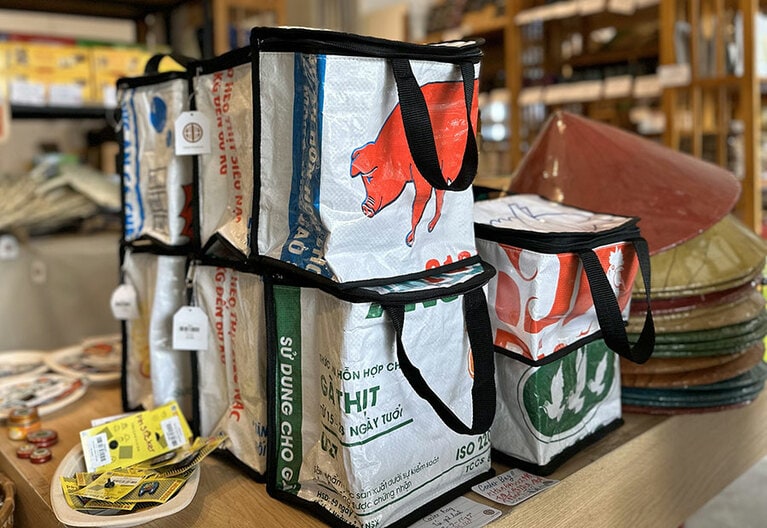 ベトナムの定番、飼料袋をリメイクしたアイテム。ポーチやバックは定番だが、クーラーボックスは珍しい。食品と雑貨の店「Table Produce」にて。