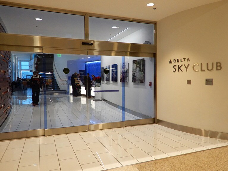 Sゲートの「デルタ スカイクラブ」へ。