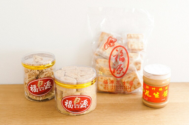 左から、杏仁酥、貢糖、クラッカーサンド、ピーナッツバター。