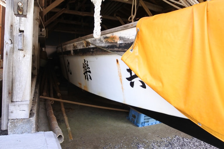 船底が水に浸からないよう、収納するのがポイント。