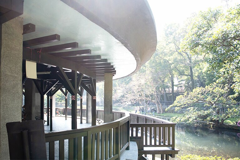 ハス池にせり出した入浴棟。