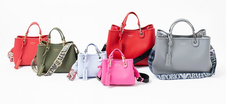 コーラル、カーキ H20×W26×D10cm(中サイズ) 各30,800円、ライラック、ピンクH16×W21×D8cm(小サイズ) 各28,600円、グレー、赤 H27×W37.5×D11.5cm(大サイズ) 各35,200円。