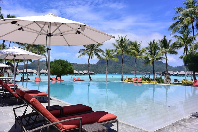 インターコンチネンタル ボラボラ リゾート＆タラソ スパのメインプール。