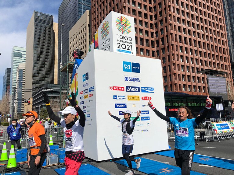 北澤さんのフィニッシュの瞬間。丸の内・行幸通りにて。タイムは4時間20分35秒を記録した。©TOKYO MARATHON FOUNDATION
