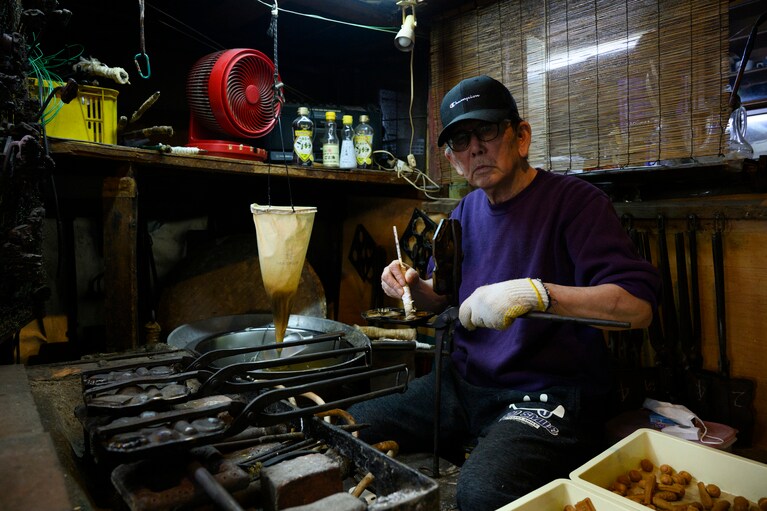 「手焼き煎餅 おおたに」3代目店主の大谷芳弘さん。