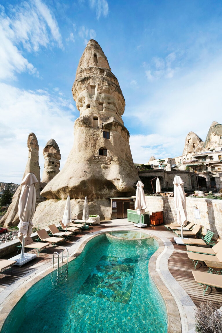 「妖精の煙突」を見上げるアウトドアプール。