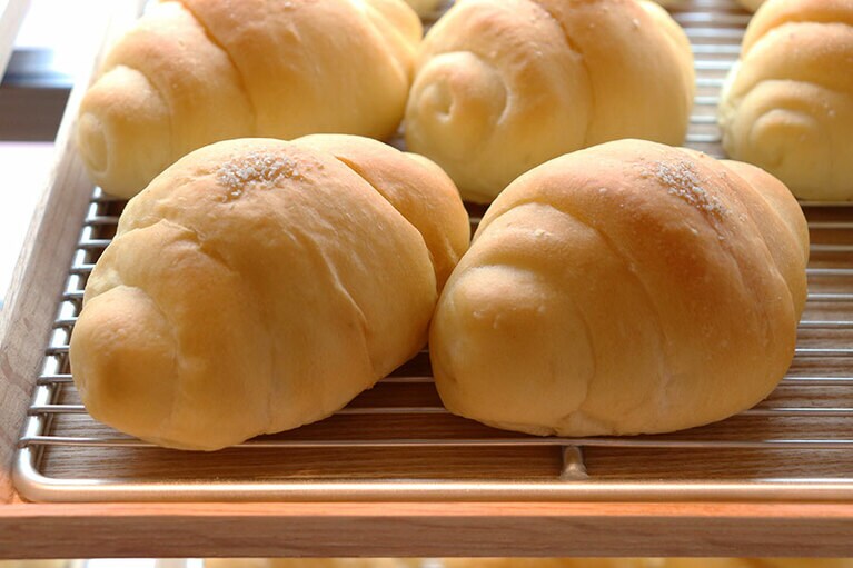 店頭に並ぶロールパン。