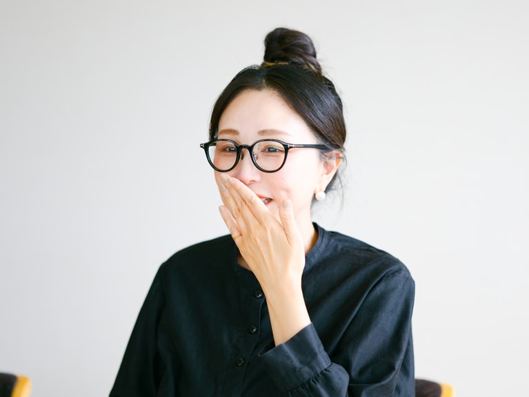 トムフォードのメガネをかけてほほ笑むまんきつさん。