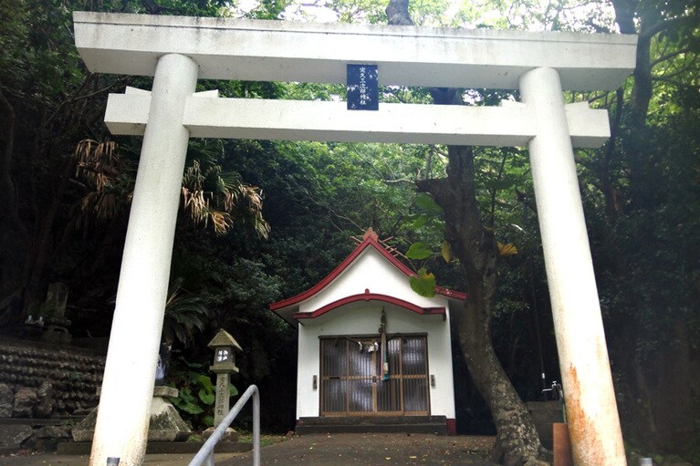 源氏の流れを汲む実久三次郎を祀る神社。