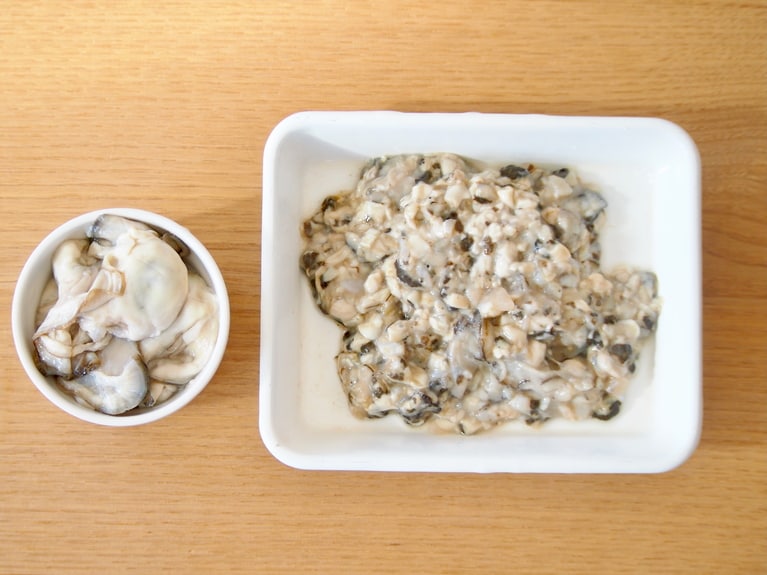 半量の牡蠣をみじん切りにする。
